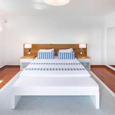 Sleeps 8 Pool Air Con