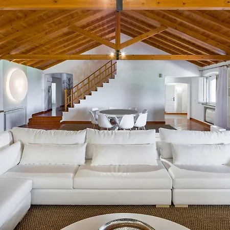 Sleeps 8 Pool Air Con