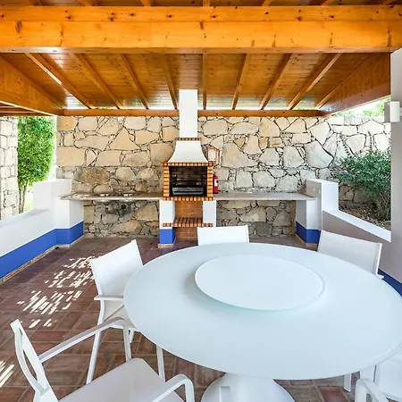 Sleeps 8 Pool Air Con